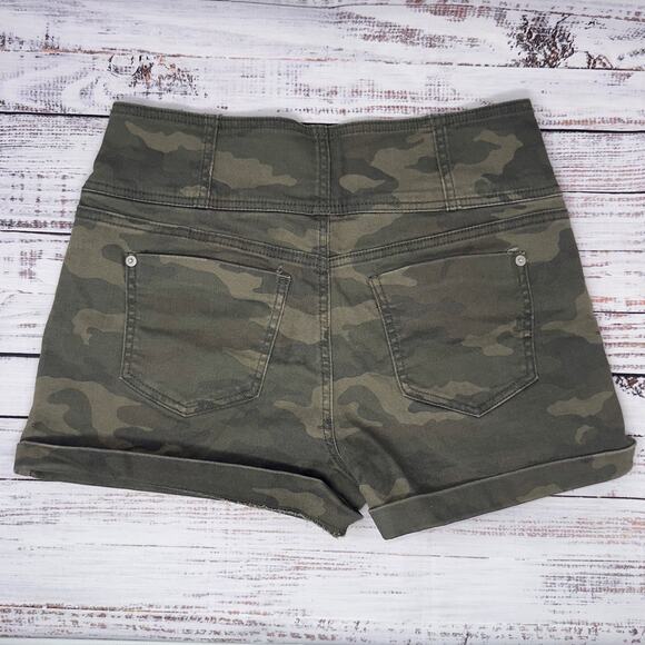 No Boundaries camouflage high rise shorts women’s size 11 - Picture 2 of 9